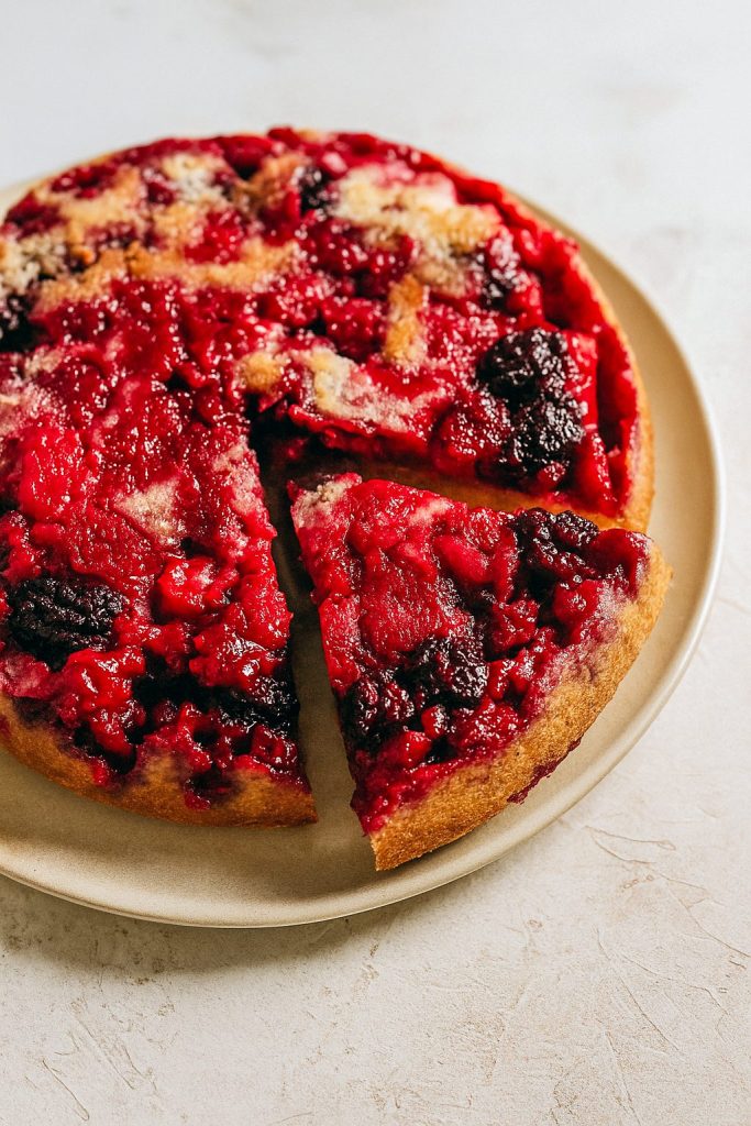 A rustic homemade Berry Cake Recipe with a juicy fruit topping, perfect for anyone craving Berry Upside Down Cake Ideas like a Berry Basket Upside Down Cake or a Boozy Berry Upside Down Cake Pioneer Woman style. This Upside-down Cake With Fruit features a blackberry and raspberry layer that shines, capturing the best of a Blackberry Upside Down Cake and answering the question of How To Make Berry Upside-down Cake — a stunning Fresh Berries Dessert and moist, sweet Fruity Cake baked from scratch.