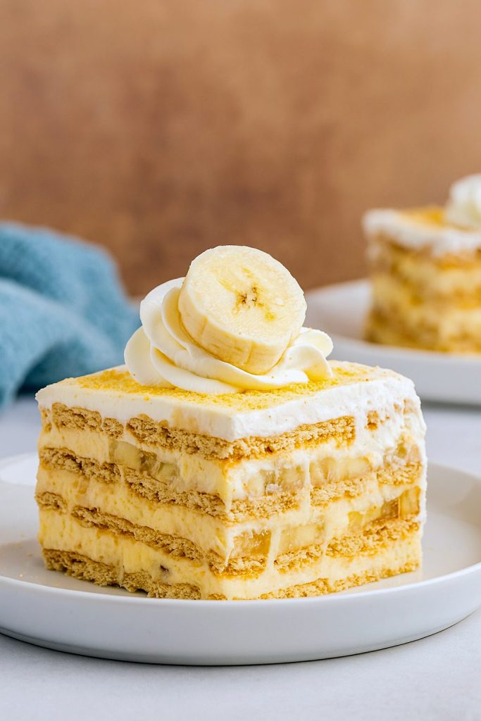 A layered Icebox Cake made with creamy banana pudding, whipped topping, sliced bananas, and Biscuits Graham, perfect for fans of Easy Chocolate Banana Icebox Cake, No Bake Banana Pudding, and retro-style Banana Dessert Recipes.