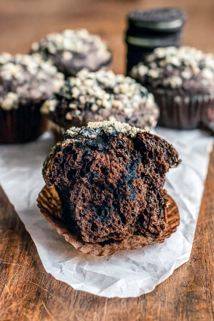 Row of dome-topped Fluffy Oreo Muffins showcasing a golden crumb and crunchy cookie streusel, a perfect example of Bakery Style Muffin Recipes, Unique Muffins that double as Fancy Muffins, and nailed Muffin Tops Recipe perfection.