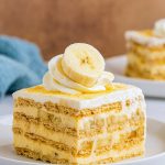A layered Icebox Cake made with creamy banana pudding, whipped topping, sliced bananas, and Biscuits Graham, perfect for fans of Easy Chocolate Banana Icebox Cake, No Bake Banana Pudding, and retro-style Banana Dessert Recipes.