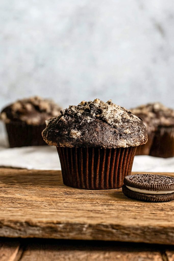 Row of dome-topped Fluffy Oreo Muffins showcasing a golden crumb and crunchy cookie streusel, a perfect example of Bakery Style Muffin Recipes, Unique Muffins that double as Fancy Muffins, and nailed Muffin Tops Recipe perfection.